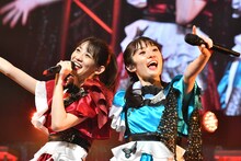 左から秋本帆華、咲良菜緒。