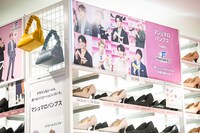 GU マロニエゲート銀座店内のディスプレイ。