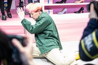 「ヒールが道路の溝にはまってしまったときの対処法」を報道陣の目の前で披露する世界。