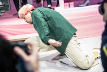 「ヒールが道路の溝にはまってしまったときの対処法」を報道陣の目の前で披露する世界。