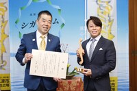 左から滋賀県の三日月大造知事、西川貴教。