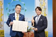 左から滋賀県の三日月大造知事、西川貴教。
