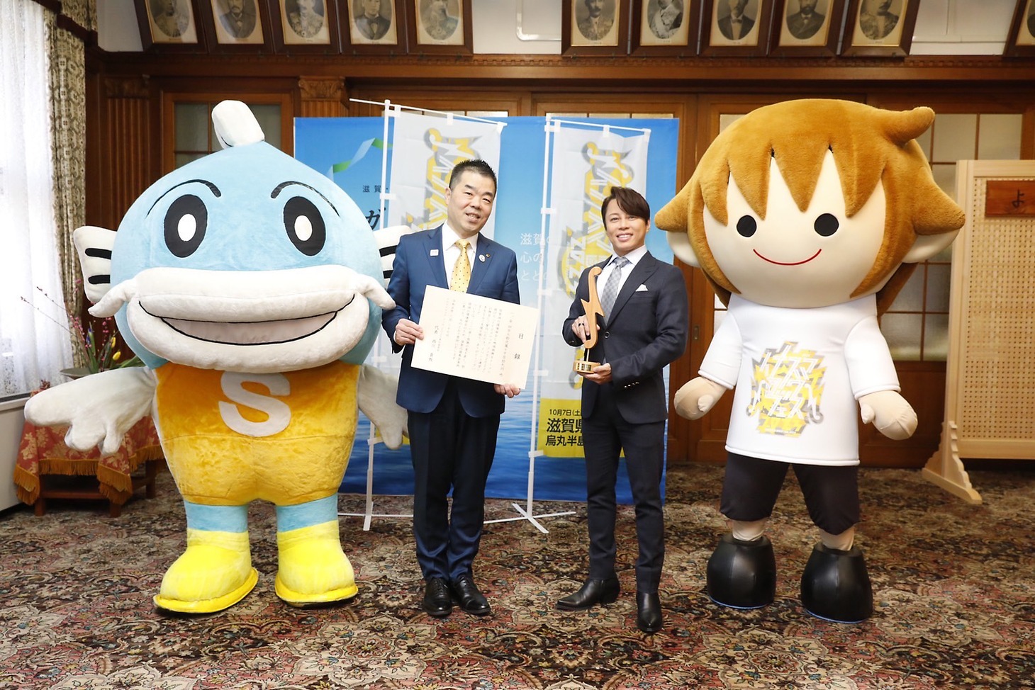 左から滋賀県イメージキャラクターのキャッフィー、三日月大造滋賀県知事、西川貴教、西川のマスコットキャラクター・タボくん。