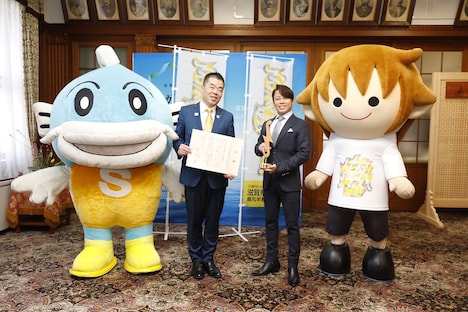 左から滋賀県イメージキャラクターのキャッフィー、三日月大造滋賀県知事、西川貴教、西川のマスコットキャラクター・タボくん。