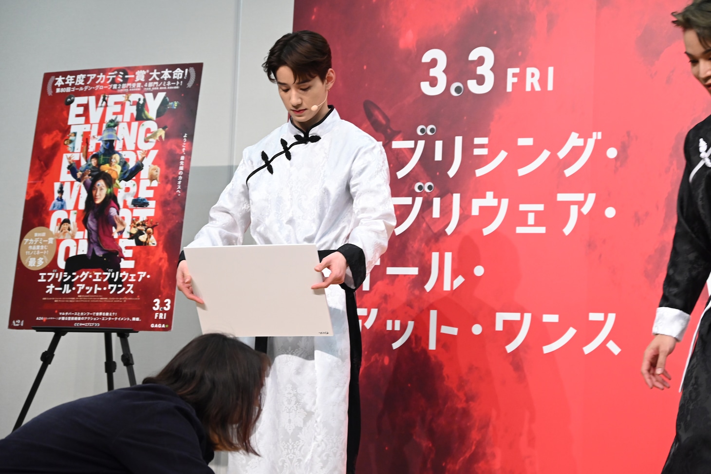 「INI」と書いたフリップを確認する佐藤景瑚。