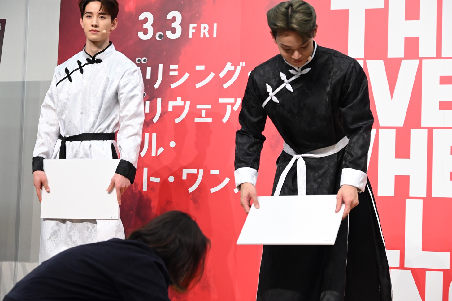 フリップを受け取る與那城奨。