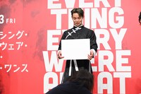 フリップを確認する與那城奨。