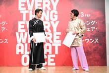 くっきー！（野性爆弾）と話す與那城奨。