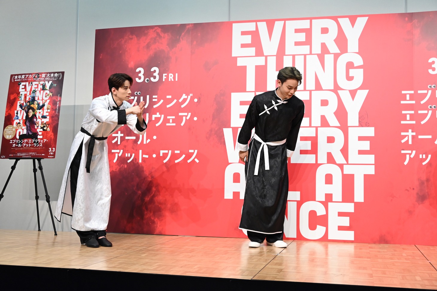 願羽マサルに挨拶をする佐藤景瑚と與那城奨。