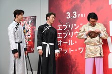 願羽マサルのポーチを漁るくっきー！（野性爆弾）を見守る佐藤景瑚と與那城奨。