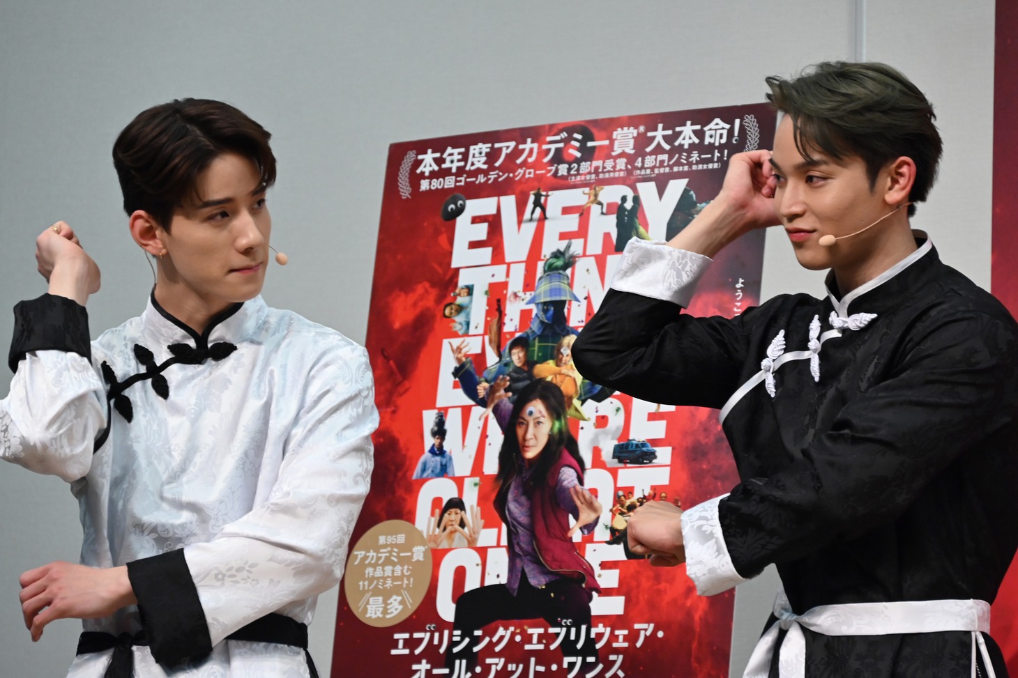 願羽マサルの動きを真似する佐藤景瑚と與那城奨。