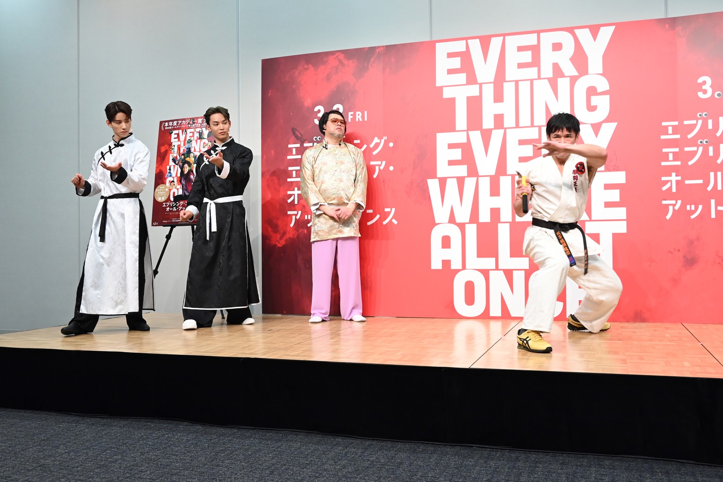 願羽マサルの動きを真似する佐藤景瑚と與那城奨。