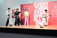 願羽マサルの動きを真似する佐藤景瑚と與那城奨。