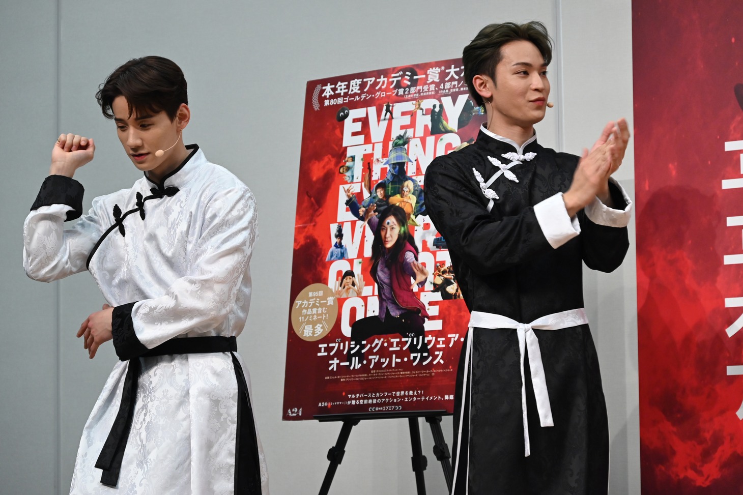 願羽マサルの動きを真似する佐藤景瑚と拍手する與那城奨。