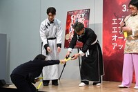 ヌンチャクを受け取る與那城奨。