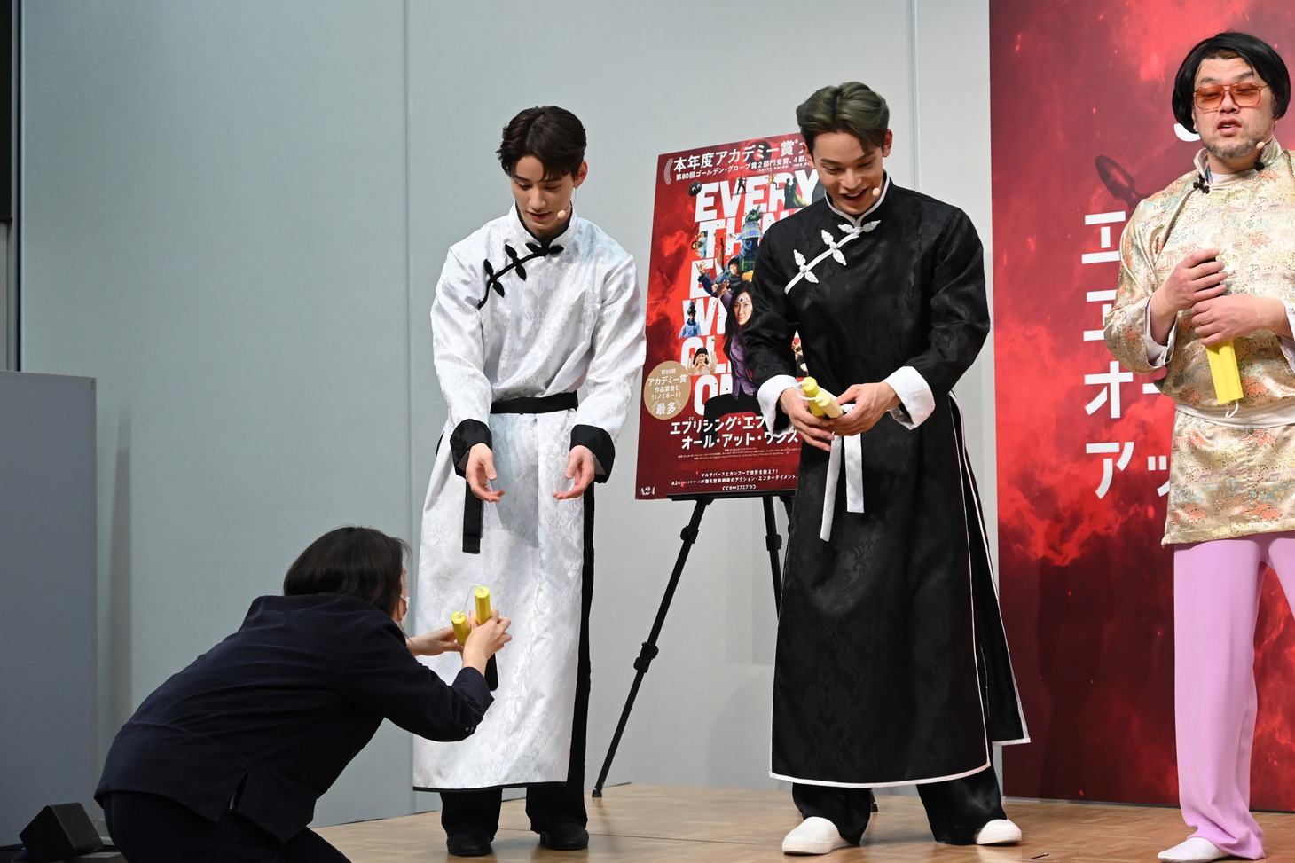 ヌンチャクを受け取る佐藤景瑚。