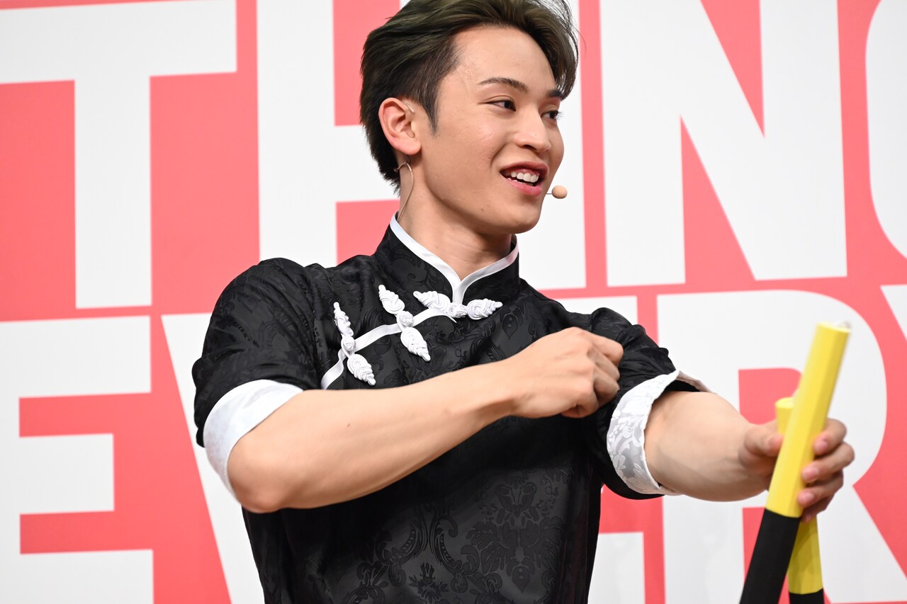 ヌンチャクを受け取り腕まくりをする與那城奨。 - JO1與那城奨と佐藤景