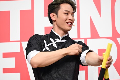 ヌンチャクを受け取り腕まくりをする與那城奨。