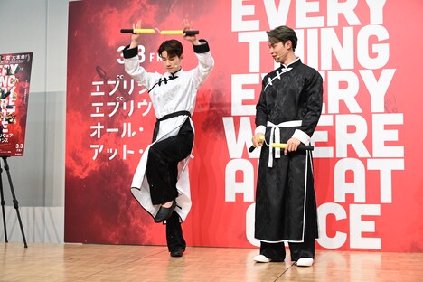 佐藤景瑚を見守る與那城奨。