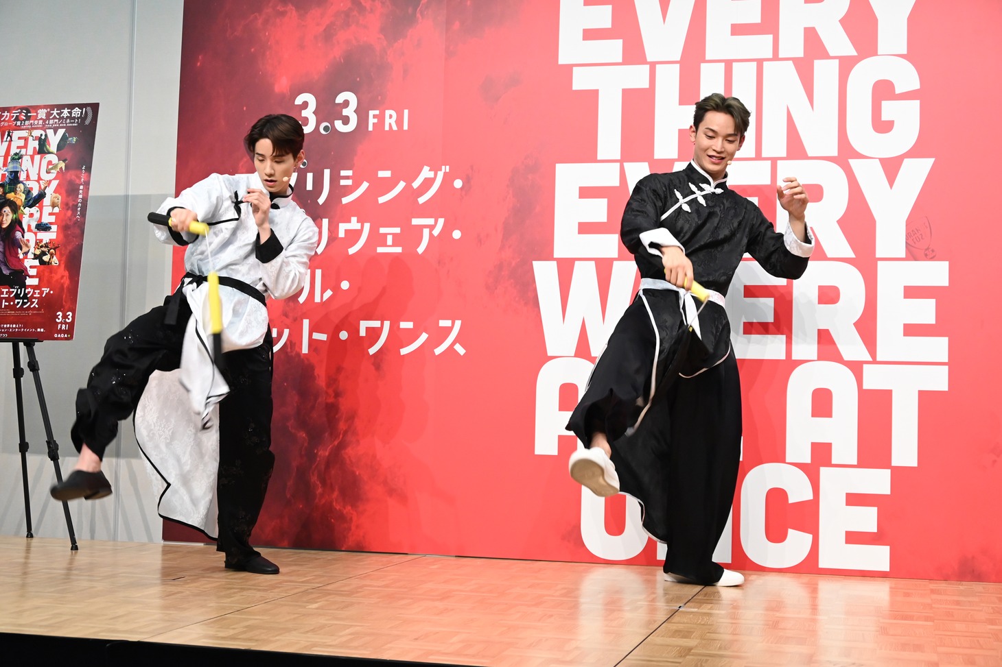 ヌンチャクを振り回す佐藤景瑚と與那城奨。