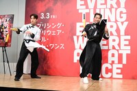 ヌンチャクを振り回す佐藤景瑚と與那城奨。