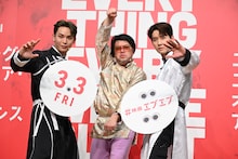 左から與那城奨、くっきー！（野性爆弾）、佐藤景瑚。