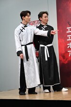 くっきー！にツッコむ佐藤景瑚と與那城奨。