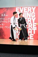 くっきー！のヌンチャク捌きを見る佐藤景瑚と與那城奨。