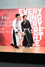 くっきー！のヌンチャク捌きを見る佐藤景瑚と與那城奨。