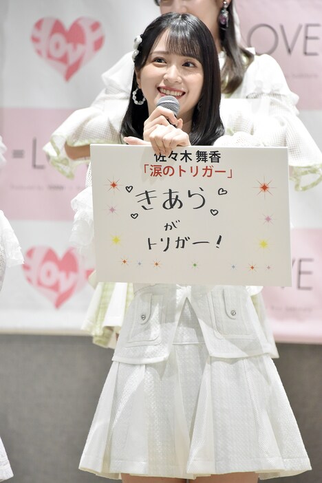 最年少メンバーの齋藤樹愛羅が自身の「涙のトリガー」だと発表する佐々木舞香。