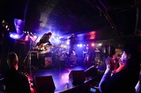 MAGUMI AND THE BREATHLESS（撮影：チャーリー緒車）