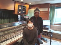 西中島きなこ（後ろ）とDaichi Yuhara（手前）。