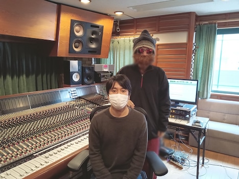 西中島きなこ（後ろ）とDaichi Yuhara（手前）。