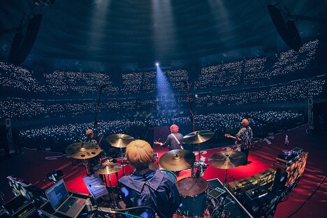 「KEYTALKの武道館で舞踏会～shall we dance?～2」の様子。