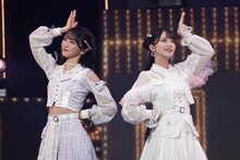 左から野口衣織、佐々木舞香。（提供：ソニー・ミュージックレーベルズ）