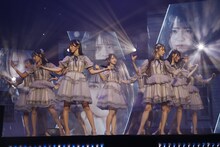 「あの子コンプレックス」を披露する＝LOVE。（提供：ソニー・ミュージックレーベルズ）