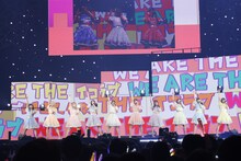 「Junkies」を披露する＝LOVE。（提供：ソニー・ミュージックレーベルズ）