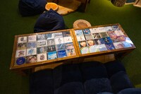 テーブルのガラス板の下にはRADWIMPSのCDがずらり。