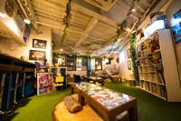 RADWIMPSにまつわるグッズやポスター、CD、雑誌などで埋め尽くされた店内。