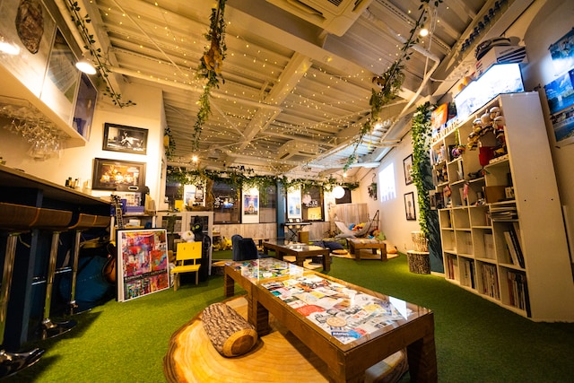 RADWIMPSにまつわるグッズやポスター、CD、雑誌などで埋め尽くされた店内。