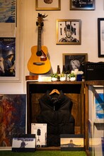 「ドリーマーズ・ハイ」のミュージックビデオで野田洋次郎が着用していたダウンジャケット。