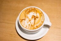 野田洋次郎が描かれたラテアート。