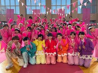 THE SUPER FRUITと40人のダンサー。