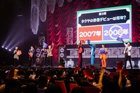 「超特急と8号車のみんなで希望の玉を光らせろクイズ！」の様子。自分の問題を間違えて崩れ落ちるタクヤ（中央）。（撮影：曽我美芽）