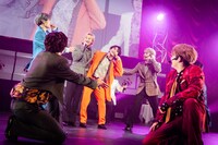 「Burn!」の大サビを歌う2桁号車チーム（奥）と、彼らを煽る1桁号車チーム。（撮影：曽我美芽）