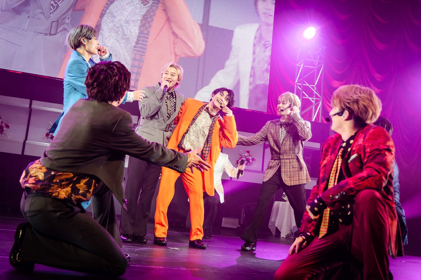 「Burn!」の大サビを歌う2桁号車チーム（奥）と、彼らを煽る1桁号車チーム。（撮影：曽我美芽）