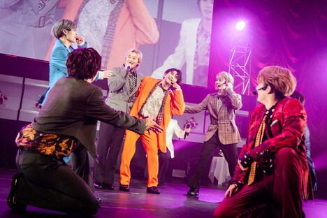 「Burn!」の大サビを歌う2桁号車チーム（奥）と、彼らを煽る1桁号車チーム。（撮影：曽我美芽）