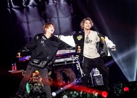 めいちゃんとKOOL。（撮影：岡田裕介 / WISH 五十嵐和則 / 江隈麗志［C-LOVe CREATORS］ / Kohei Suzuki）