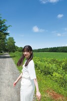 大園玲「櫻坂46 大園玲 1st写真集 半分光、半分影」より。（撮影：Takeo Dec.）