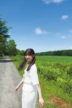 大園玲「櫻坂46 大園玲 1st写真集 半分光、半分影」より。（撮影：Takeo Dec.）